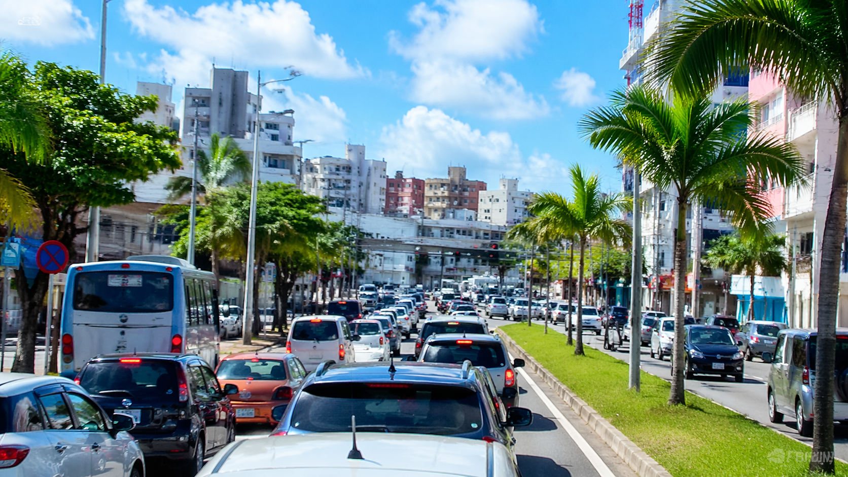 沖縄本島の道路渋滞と那覇市内の交通事情をイメージした風景