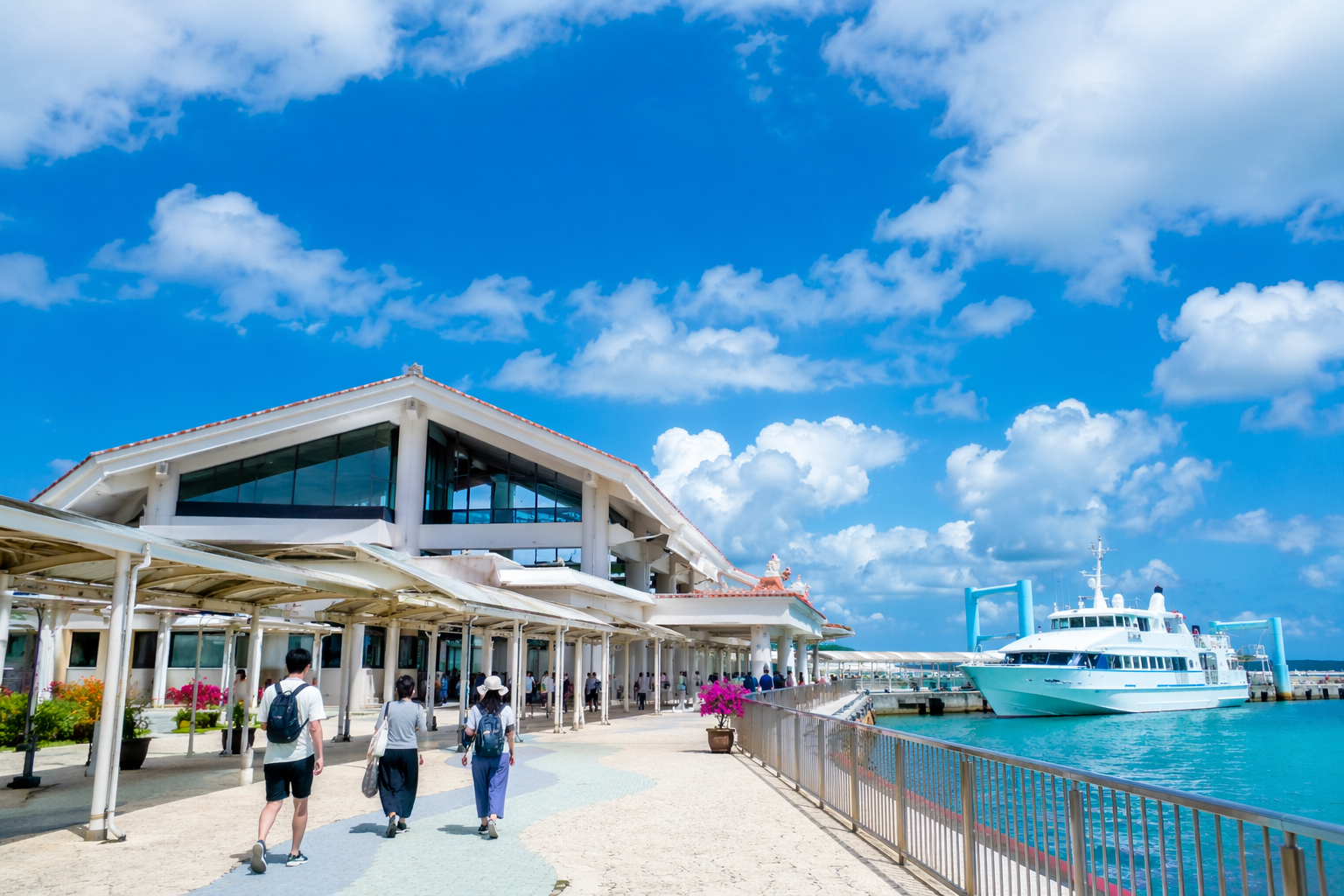 石垣港離島ターミナルの外観と正面入口