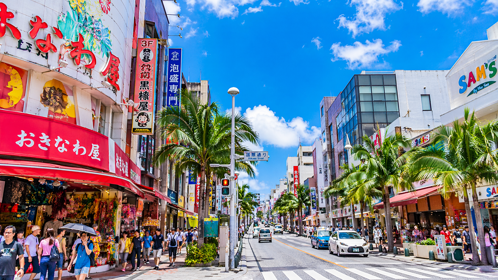 那覇市中心部の道路や商業施設が集まる都会的な街並み