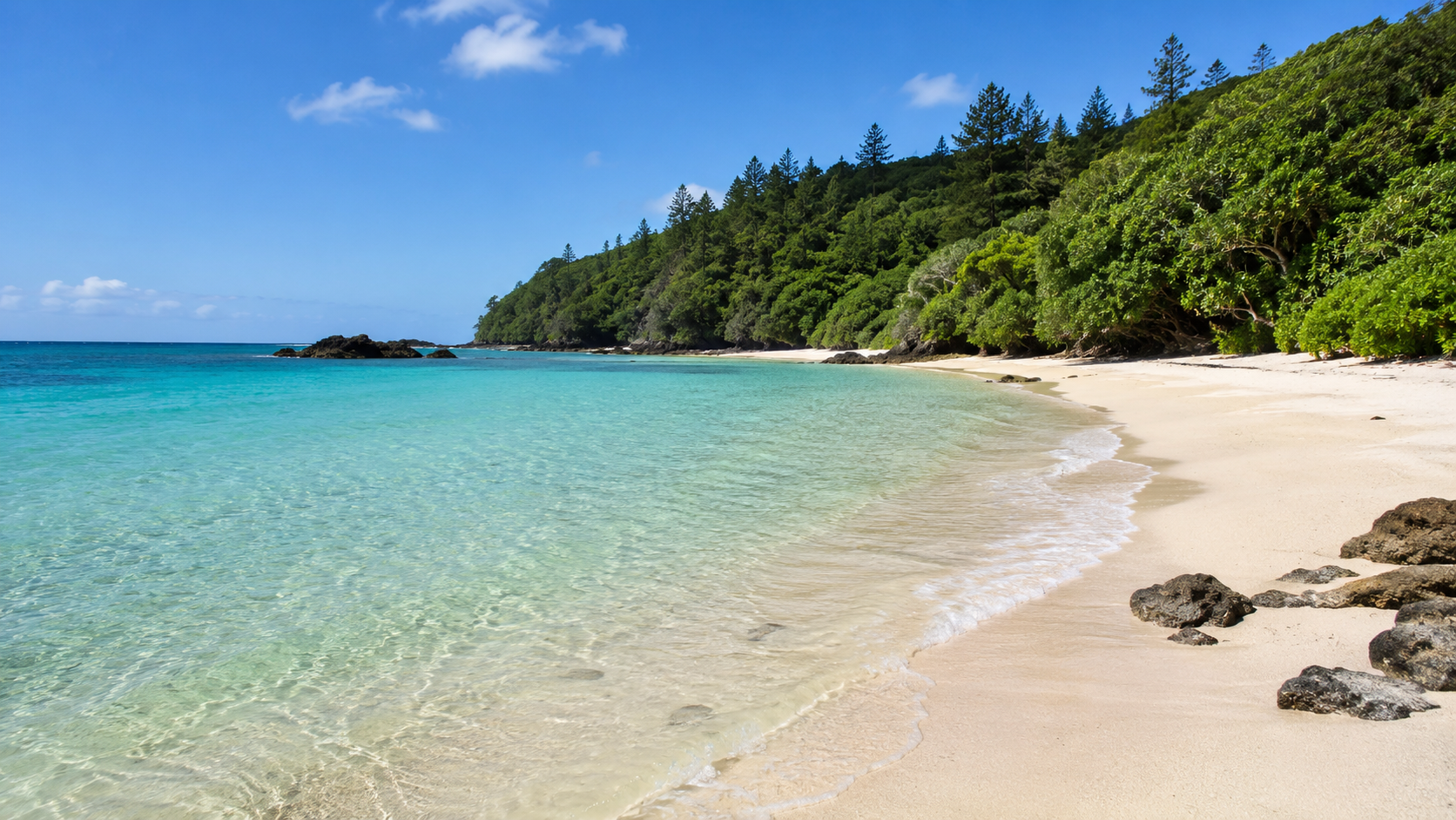 alt：名護の穴場ビーチで静かに海を眺める沖縄北部の風景