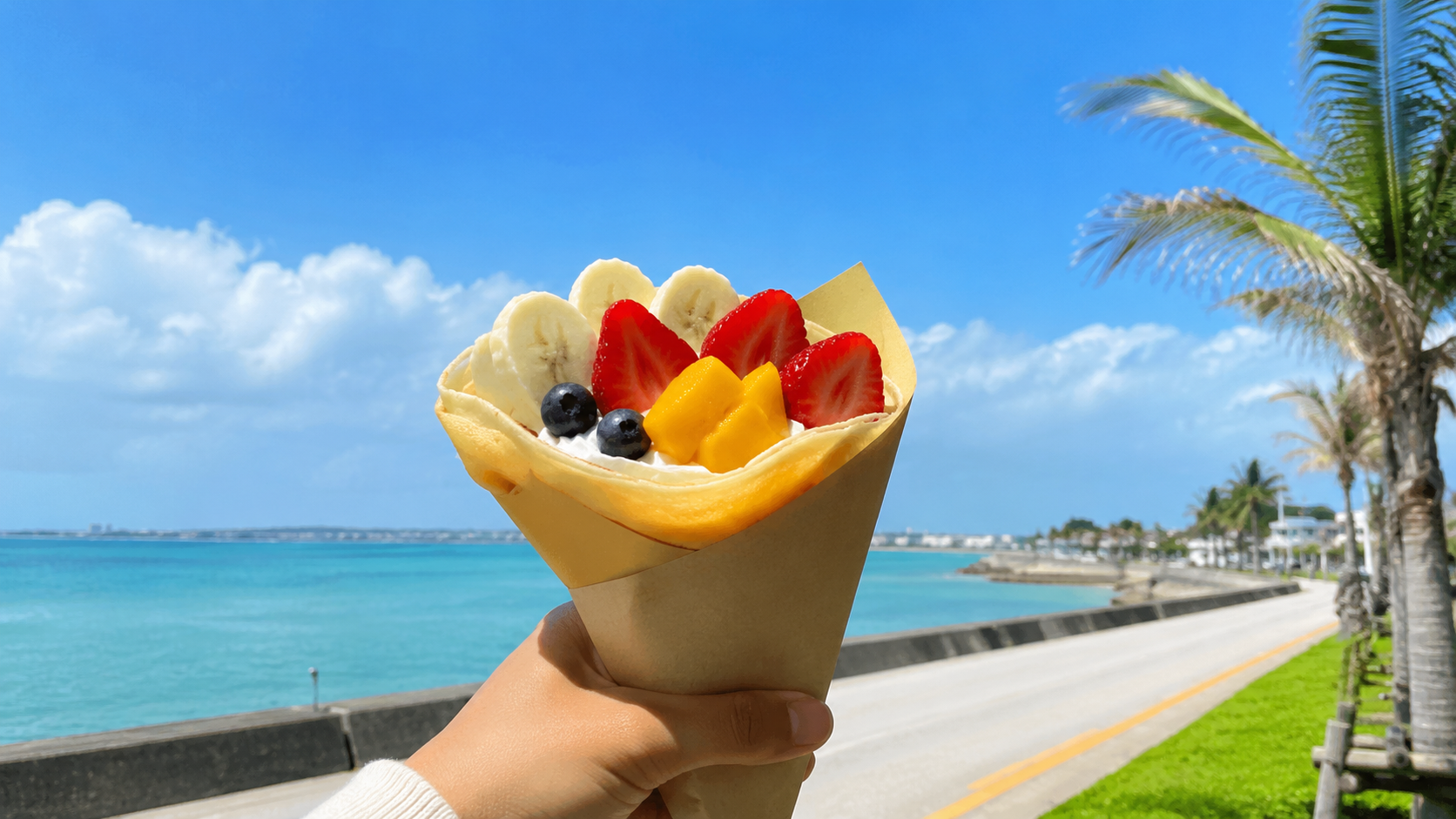 宜野湾のクレープを海辺のドライブで楽しむイメージ